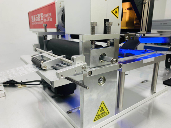 卷裝標(biāo)簽全自動(dòng)激光打碼機(jī)視覺(jué)定